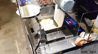 Robot připravuje omeletu