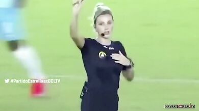 Vtipná a sexy rozhodčí