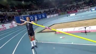 Světový rekord ve skoku o tyči